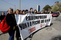 Las mujeres de Cuca trasladaron ayer su protesta a la Delegaci�n de Pesca en Carril.