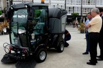 Ram�n Garc�a conoci� en la plaza la nueva barredora