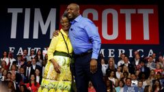 Tim Scott con su madre durante el anuncio de su candidatura.