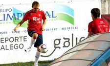 Font, golpeando el bal�n que le env�a V�ctor Marco durante el entrenamiento vespertino de ayer.