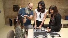 Los participantes en el estudio recibir� un casco de electrodos port�til que podr�n usar desde casa. Diego Pinal, Alba Fern�ndez y Maite Carrillo los supervisar�n desde la facultad