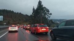 Un accidente en la AG-55 colapsa el acceso al pol�gono de Sab�n