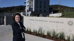 <span lang= gl >Na urbanizaci�n de Palmeiro, en Xove. Mar�a Elena Santos Coci�a, xerente de Aspanane desde o 2004, diante do fogar residencial para persoas con discapacidade intelectual que ser� entregado este martes. Dispor� de 50 prazas concertadas</span>