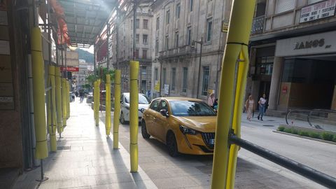 El coche oficial que suele utilizar Jcome, mal aparcado frente a donde tiene su negocio y la sede electoral de su partido, en la calle Concordia, este sbado, jornada de reflexin. En el salpicadero llevaba, adems, propaganda de Democracia Ourensana.