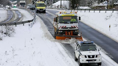 La nieve dificulta la circulacin por la N-640 a la altura del kilmetro 84 provocando grandes retenciones. 