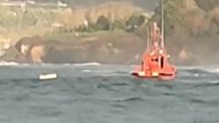 Salvamento Mar�timo rescata a dos pirag�istas frente a la playa de Santa Cristina