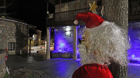 En Vilanova dos Infantes (Celanova) el alumbrado navideo comparte protagonismo con un poblado de Beln