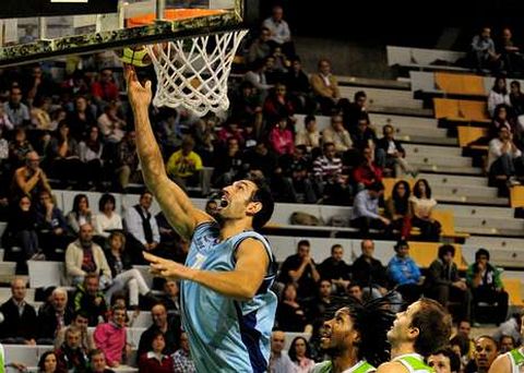 Manu G�mez, capit�n del Breog�n, dejando una bandeja en un partido contra el Huesca