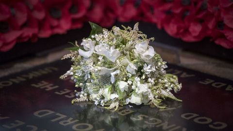 El ramo de boda de Meghan Markle fue depositado un d�a despues de la boda sobre la tumba del soldado desconocido en la abad�a de Westminster en Londres, Reino Unido. Se trata de una tradici�n despues de las bodas reales. El ramo se coloca all� en honor a todos los soldados ca�dos en guerra.