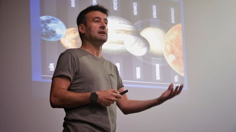 El divulgador Xavier Fonseca, durante una charla que ofreci� el pasado viernes en As Pontes.