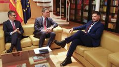El presidente del Gobierno en funciones, Pedro S�nchez, junto al ministro de la Presidencia, F�lix Bola�os, y el portavoz de ERC en el Congreso, Gabriel Rufi�n.