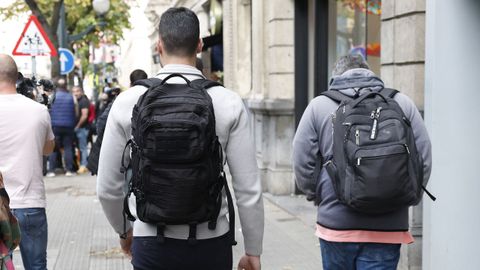 Agentes de la Unidad Central Operativa (UCO) de la Guardia Civil abandonan el registro en la sede de que tiene Acciona en Bilbao con mochilas llenas de documentos.