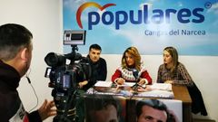 Teresa Mallada, rodeada de Cristina Vega y Jos� Luis Fontaniella