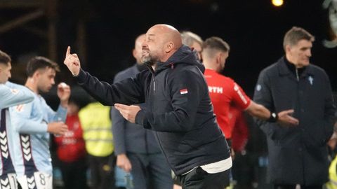 Manolo Gonzlez, dirigiendo al Espanyol frente al Celta en Balados este domingo.