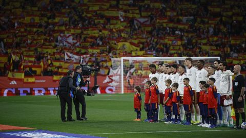 Los jugadores de la selecci&oacute;n espa&ntilde;ola, durante el himno nacional antes del Espa&ntilde;a-Egipto