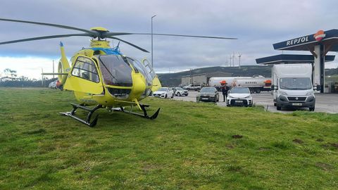 Helic�ptero medicalizado, en su llegada a la estaci�n de servicio