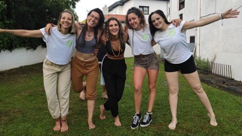 Clara Cereceda, Mara Ponce, Ana Morales, Maite Muozy Patricia Prez son cinco mujeres apasionadas del yoga. Profesoras de esta disciplina holstica son las responsables de organizareste gran evento en Gijn