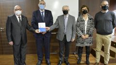 Manuel Dea�o (primero por la izquierda) junto a Manuel Reigosa, Agust�n Dosil, �ngeles Conde y Xos� Manuel Cid, durante la presentaci�n del libro homenaje