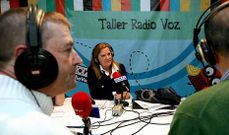 Eva Mill�n, al fondo, se encarga de conducir los magazines matinales del fin de semana.