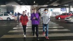 Iv�n Darriba, Anxo Gabi�n e Ismael Soto, alumnos del IES Montecelo de Pontevedra, a su llegada a Madrid