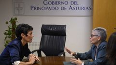 La ministra de Inclusi�n, Seguridad Social y Migraciones, Elma Saiz (d), se re�ne con la consejera de Salud del Principado de Asturias, Concepci�n Saavedra (i)