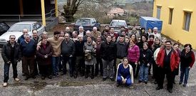 Manuel Garcia y su hijo Jos� Manuel con familiares y amigos en Cadr�n, antes de la comida.