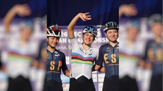 Alejandra Neira, saludando en el Europeo de ciclismo en ruta de Eslovenia.�<br />