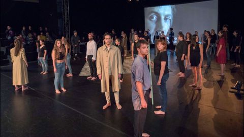 El dramaturgo britnico Peter Brook (c), Premio Princesa de Asturias de las Artes, durante el encuentro mantenido con alumnos de escuelas de artes escnicas