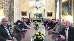 Los titulares de Cultura y de Emigraci�n, en el centro de ambos lados de la mesa, con socios del Centro Gallego