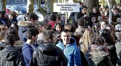 <span lang= es-es >Visitas escolares</span>. Arriba, alumnado que visit� el jueves centros del Campus Norte de la USC; al lado, estudiantes del Xelm�rez II que acudieron el martes a la jornada de puertas abiertas del Centro Integrado de Formaci�n Profesional Polit�cnico y que despu�s fueron al Compostela. 