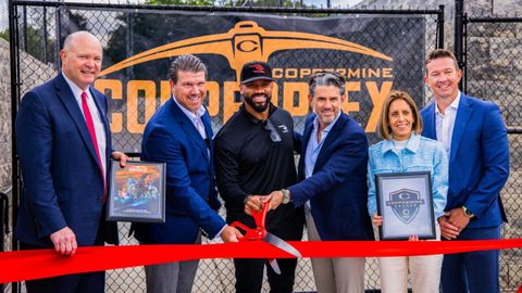 De izquierda a derecha: Bob Cassilly, ejecutivo del condado de Harford; Alex Jacobs, fundador y CEO de Coppermine; Alejandro Irarragorri, Presidente del Consejo de Administraci�n de Orlegi Sports, Russel Wilson, leyenda de la NFL y promotor del deporte juvenil, Laura Kalb de Irarragorri, Presidenta de la Fundaci�n Ganar Sirviendo y Niko Eckart, Gerente General de Coppermine.