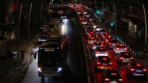 Las compras navide�as dejan otra jornada de atascos en los accesos a las zonas comerciales y al centro de A Coru�a
