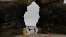 Varios turistas en la playa de As Catedrais, en una imagen del s�bado.