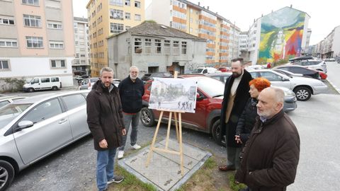 Los cargos del BNG presentando la propuesta, en la unin de la calle Primavera, el Carril das Hortas y el Carril das Flores