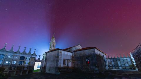 Auroras boreales en la iglesia de Cores, en Ponteceso