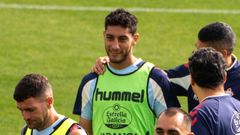 El futbolista del Celta Sebasti�n C�ceres, en un entrenamiento.
