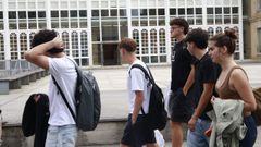 Estudiantes a su paso delante de Humanidades, en una imagen tomada este martes