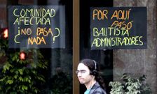 Carteles de protesta lucen en portales de las comunidades afectadas por el caso Bautista.