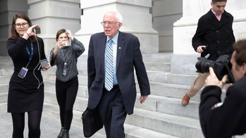 Sanders, a su salida del Congreso donde se discutens medidas para frenar el desastre econmico y sanitario 