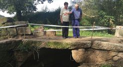 Calvete y Herminia Crist�bal en el puente que qued� ahora visible y por el pasaban los difuntos. 