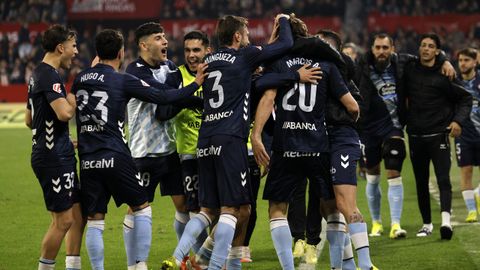 Los jugadores del Celta, celebrando el gol de Marcos Alonso ante el Sevilla.