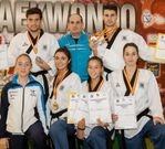 Cuevas, con varios de sus pupilos medallistas. 