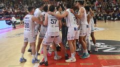 Los jugadores del Obradoiro celebran la victoria en Torrelavega.