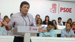 Javier Fern�ndez interviene en el Comit� Federal del PSOE, con Pedro S�nchez al fondo.Javier Fern�ndez interviene en el Comit� Federal del PSOE, con Pedro S�nchez al fondo 