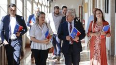 En la imagen, Carmela Lpez, a la izquierda de Tom con vestido, y al fondo, Francisco Cajoto, alcalde de Foz, entre otros diputados hacia una sesin plenaria en San Marcos