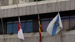 A bandeira colgouse da fachada do Concello