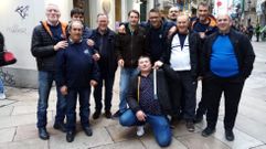 Foto del grupo de Amigos de Val do Dubra que empez� a jugar a la petanca, entre los que estaba Chucho (primero por la izquierda, apoyado en Manuel Nieto). El fundador del club local fue camionero durante casi toda su vida. El equipo que �l so�� puede presumir de tener 22 fichas (el doble que el primero) y aspiran a incrementar ese n�mero de cara a la pr�xima temporada.