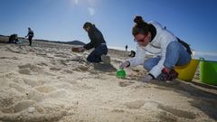 Barbanza se echa a las playas para limpiar el vertido de pellets de pl�stico