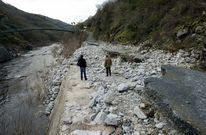 La crecida hizo desaparecer el asfalto de la carretera y de un aparcamiento. 
