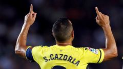 El centrocampista espaol del Villareal CF Santi Cazorla celebra su gol durante el partido ante el FC Barcelona,